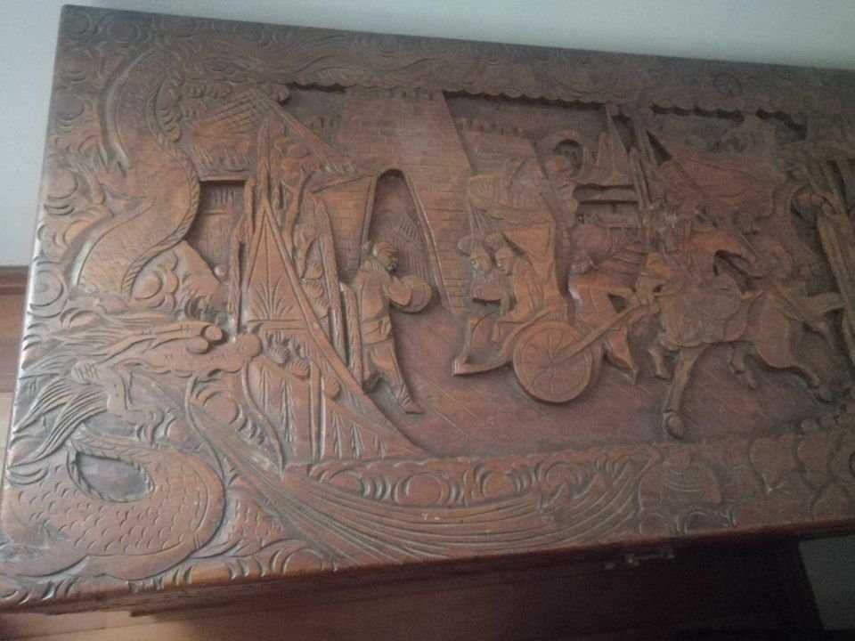 Móvel - Antiga Arca/Mala em madeira cânfora c/entalhes