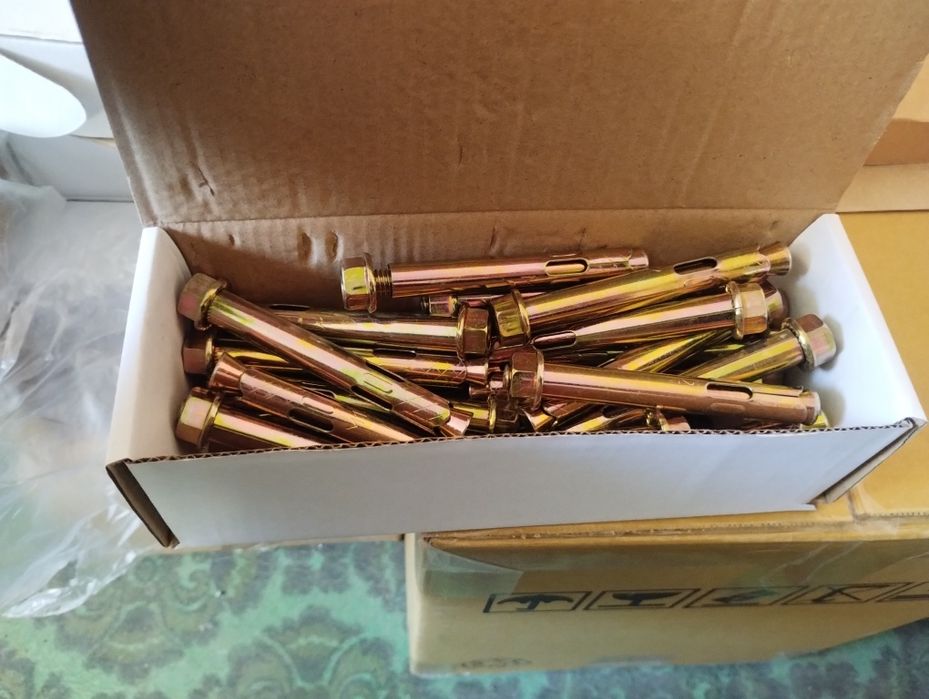 Анкерний болт з фланцевою гайкою