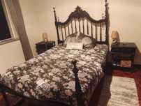 Quarto completo, cama com estrado em ripa