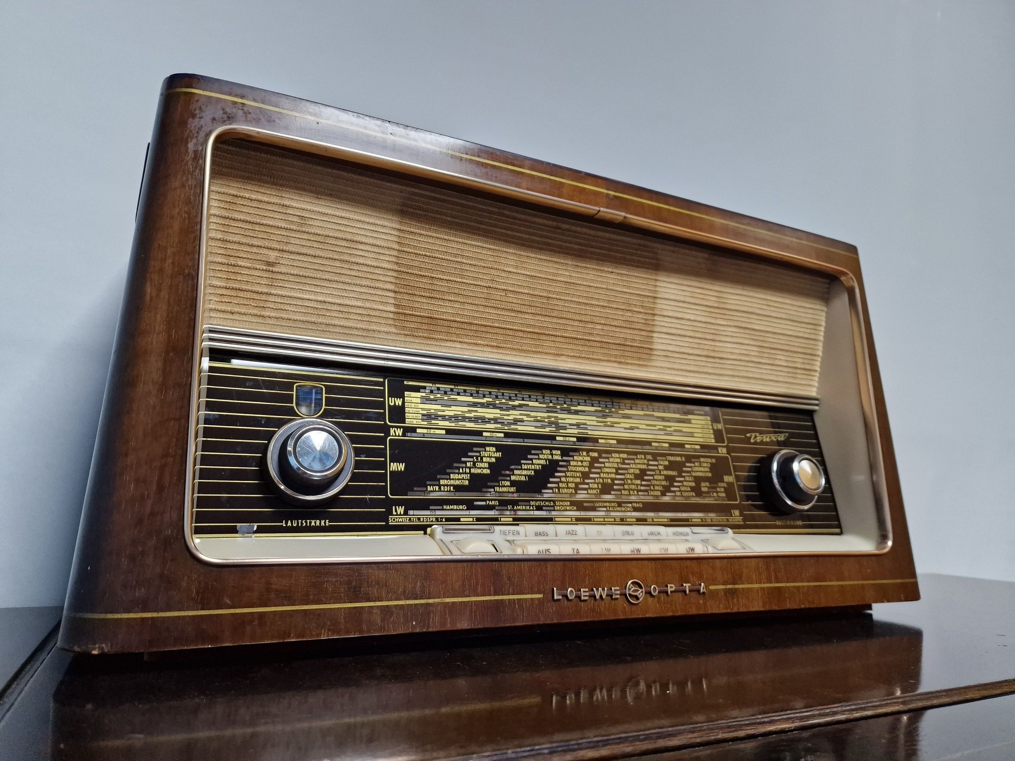 Rádio antigo reparado Loewe Opta