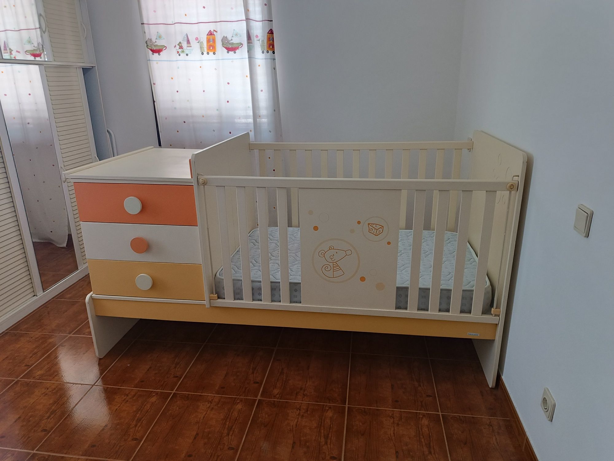 Berço de bebê convertível em cama