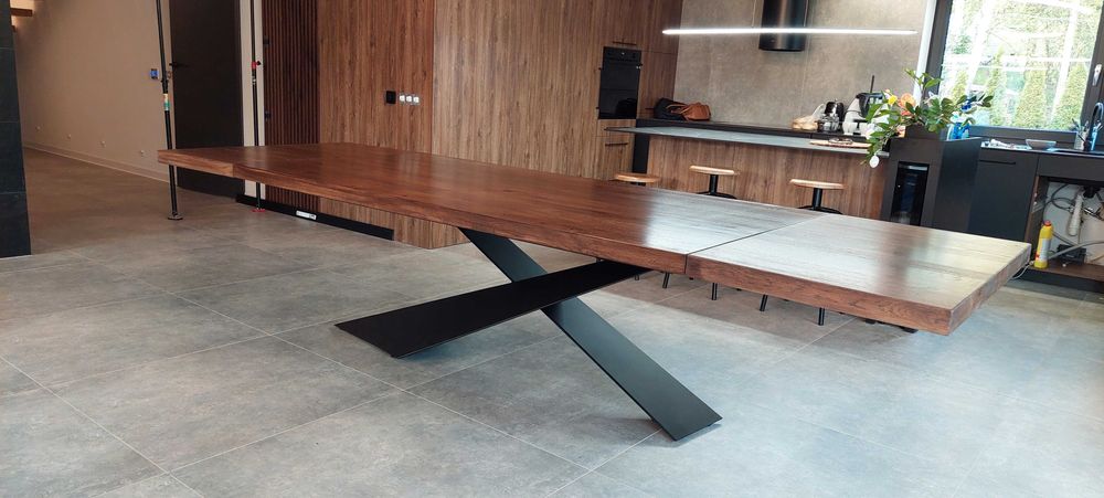 Stół dębowy loft z żywą krawędzią – naturalne drewno i stal live edge