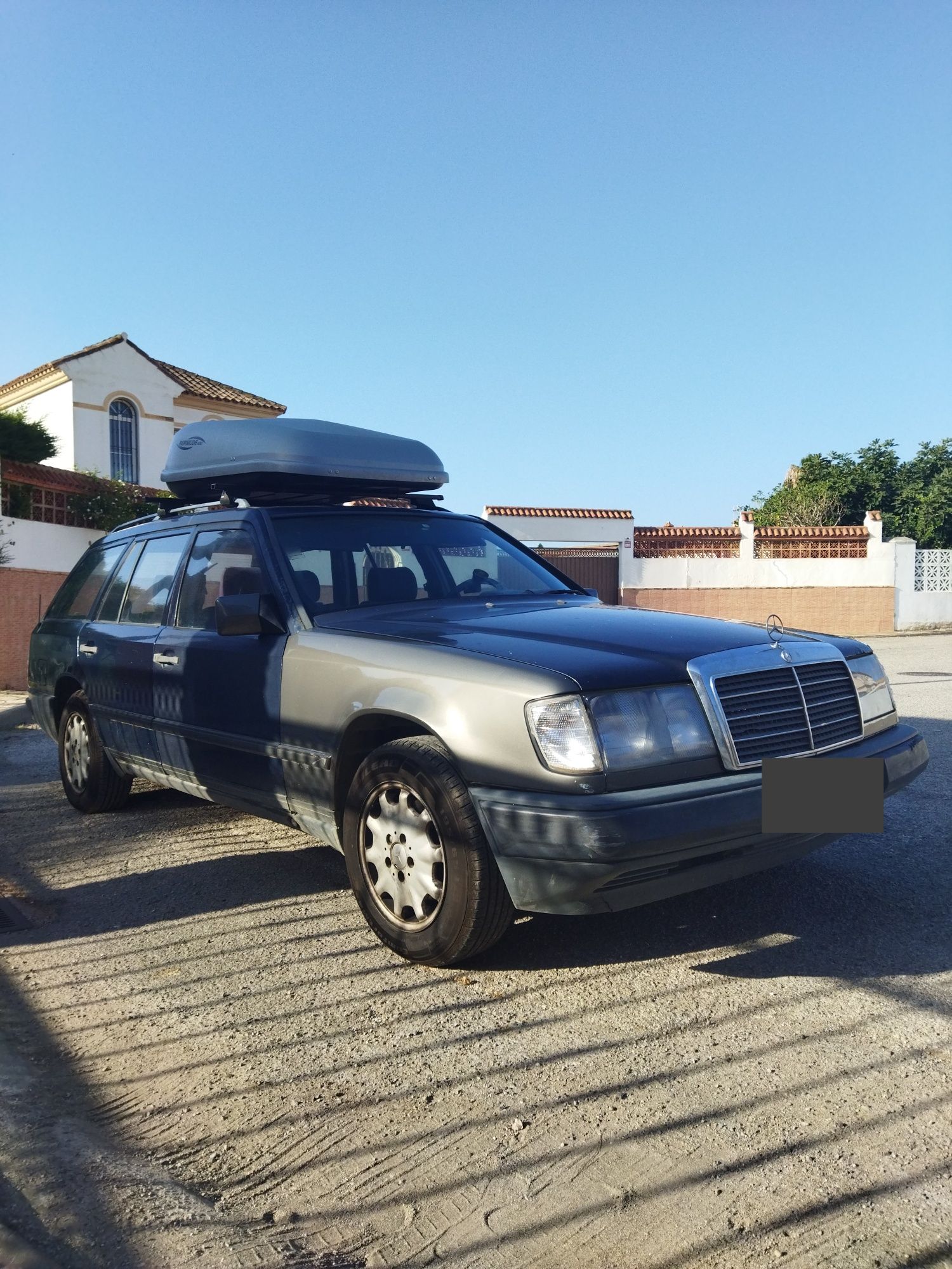 Mercedes Benz S124.    250TD