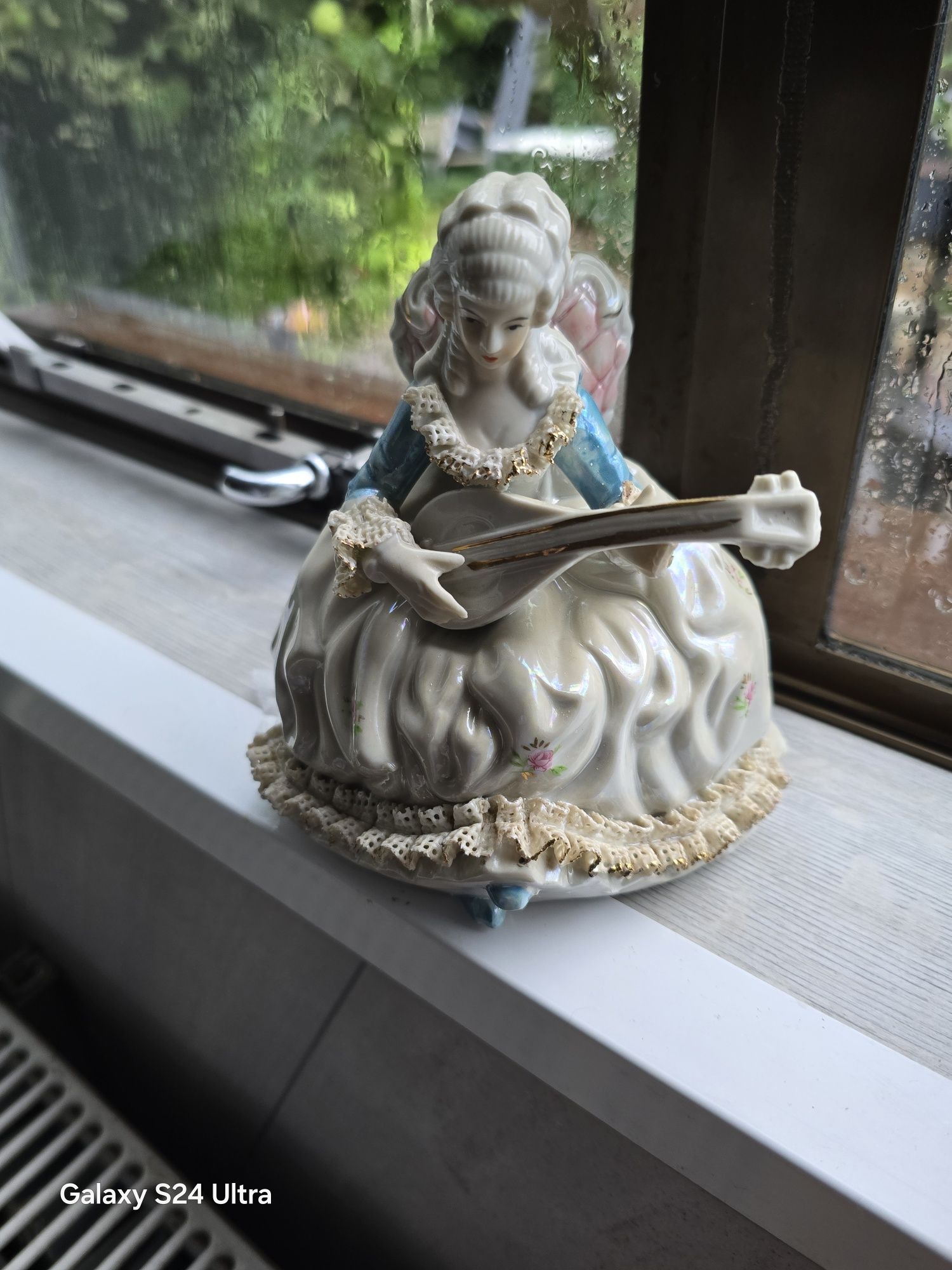 Figurka przedstawia dame