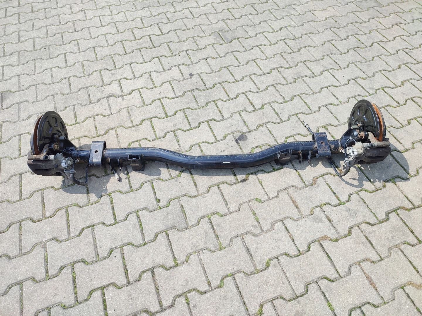 VW CADDY 2K5 BELKA OŚ ZAWIESZENIE TYŁ KOMPLETNE 2K5500051BS