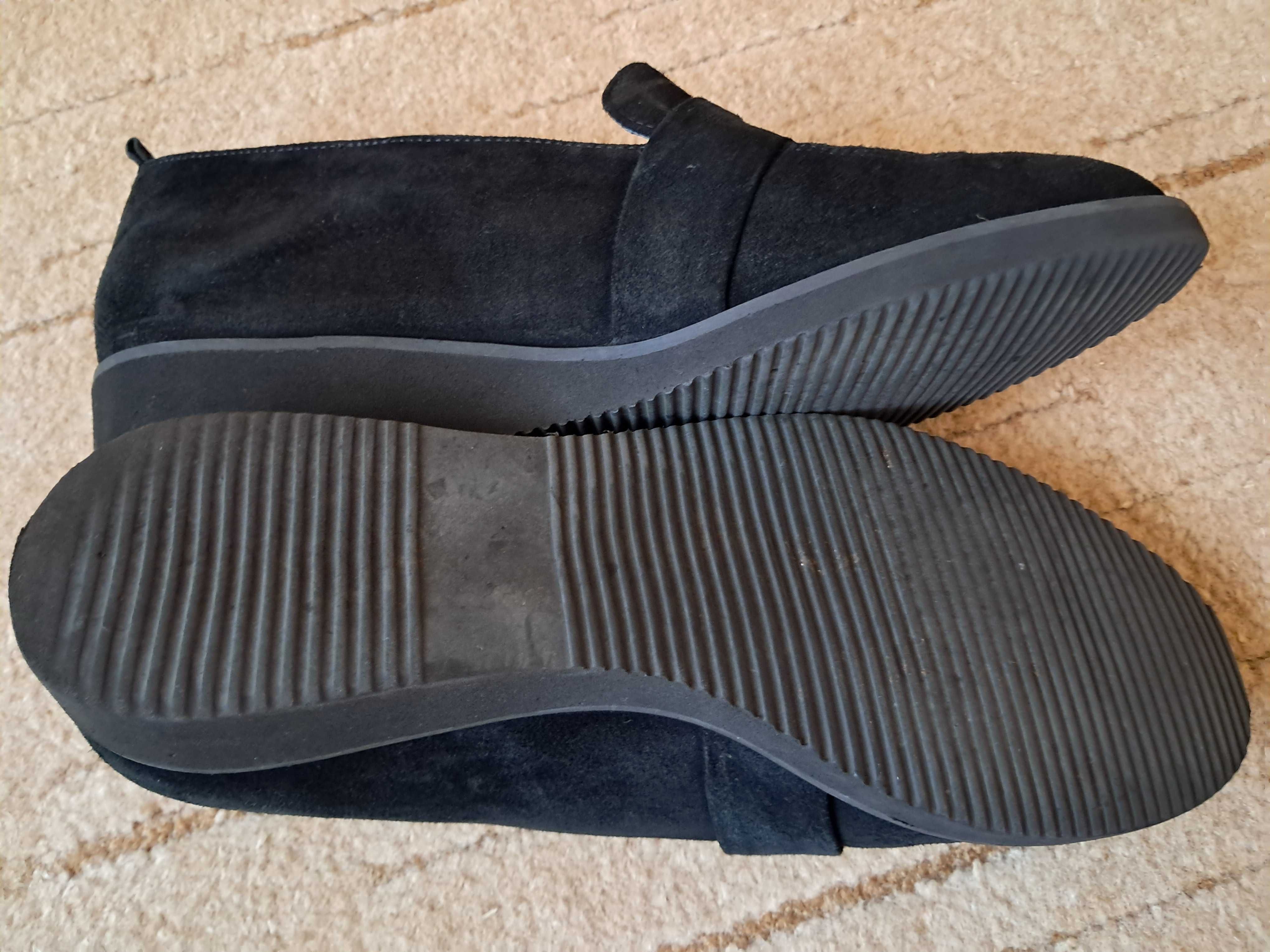 Buty zamszowe, czarne rozm. 39,5, firmy Ryłko