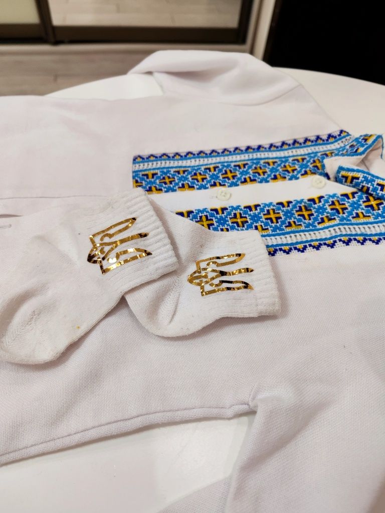Вишита сорочка та джинсові шорти з підтяжками