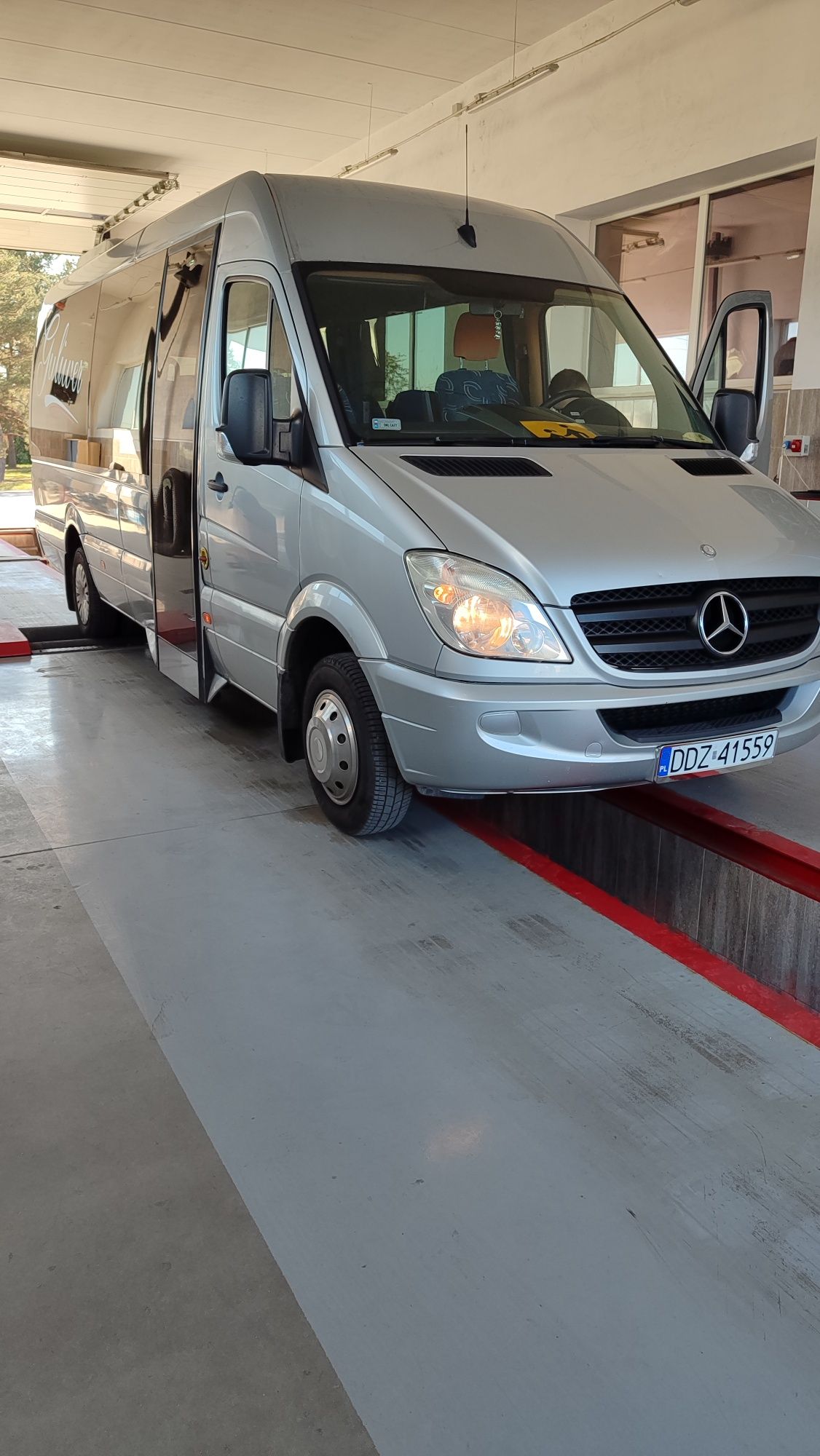 Przewóz osób wynajem autokarów turystycznych oraz busów.