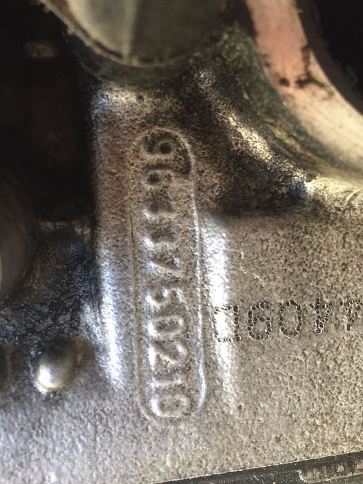 Cabeça de motor com rampa de injeção