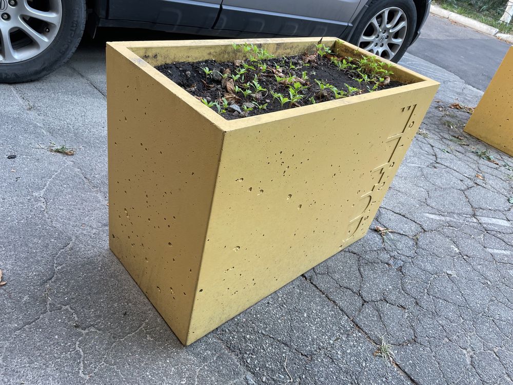 Продам два бетонних вазона для рослин