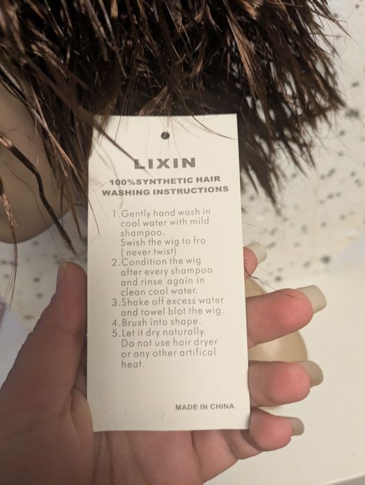 Peruka lekko mokry, teksturowany efekt (tzw. “wet look”)