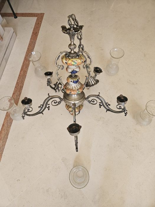 Espetacular candelabro de metal e loiça