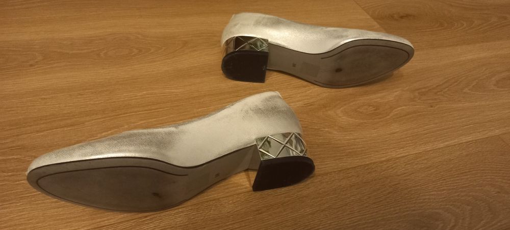 Srebrne czółenka na niskim obcasie Neścior