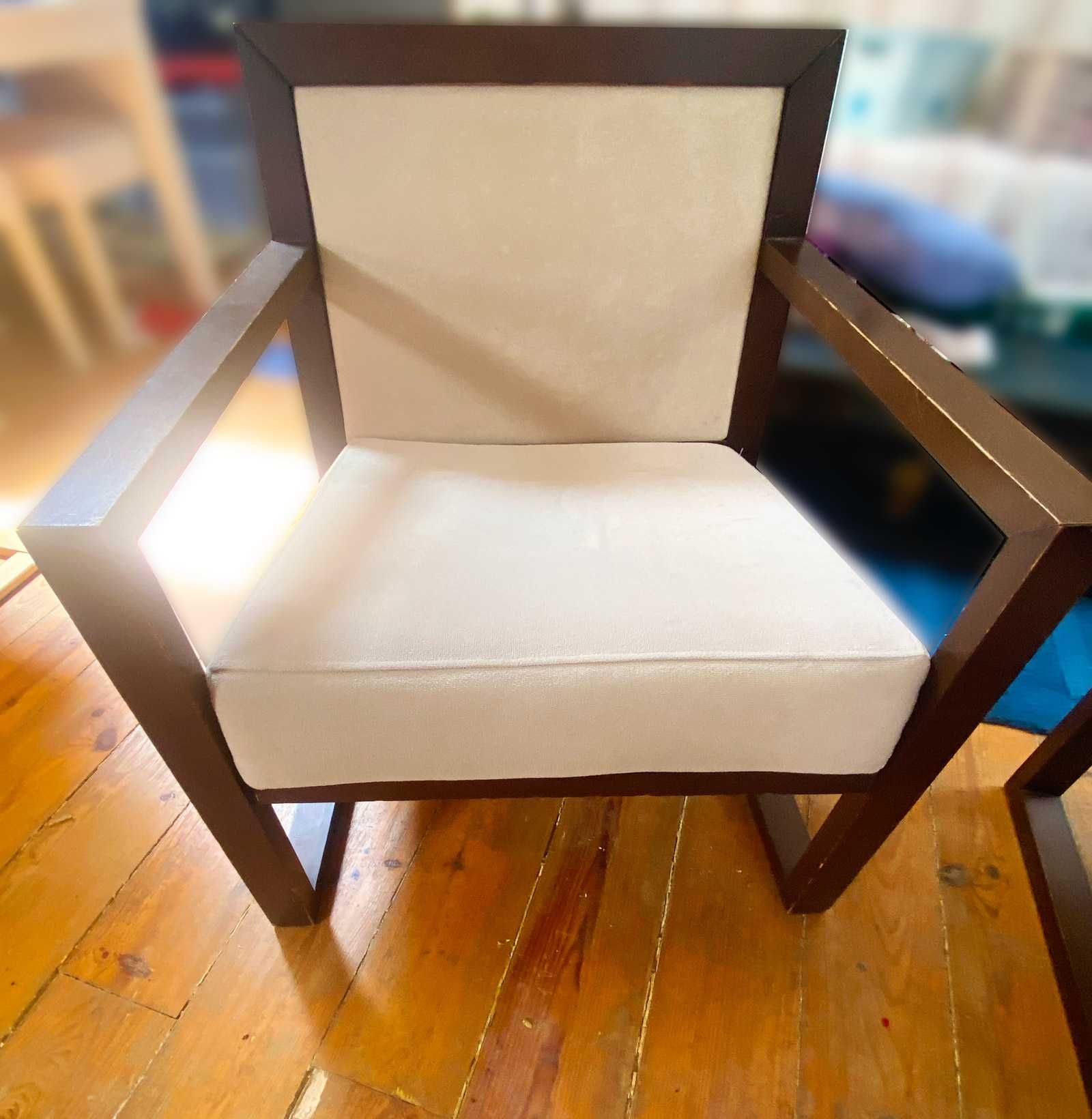 2 Poltronas em Madeira – Com História, à Espera de Nova Vida