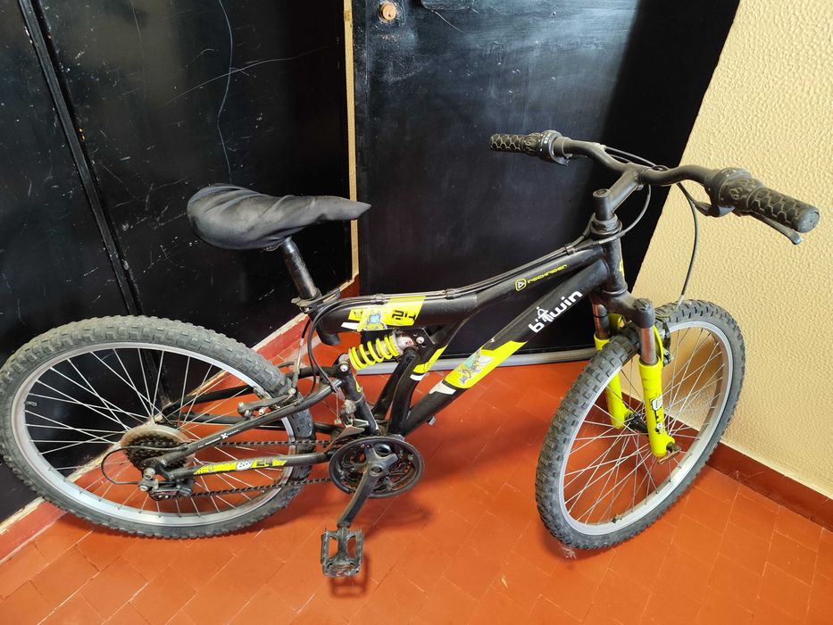 Trotinete maís 2 capacetes com a bike total 50e leva tudo.