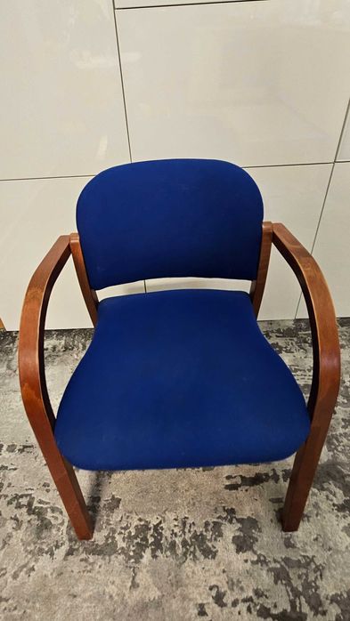 Krzesło drewniane z niebieską tapicerką
