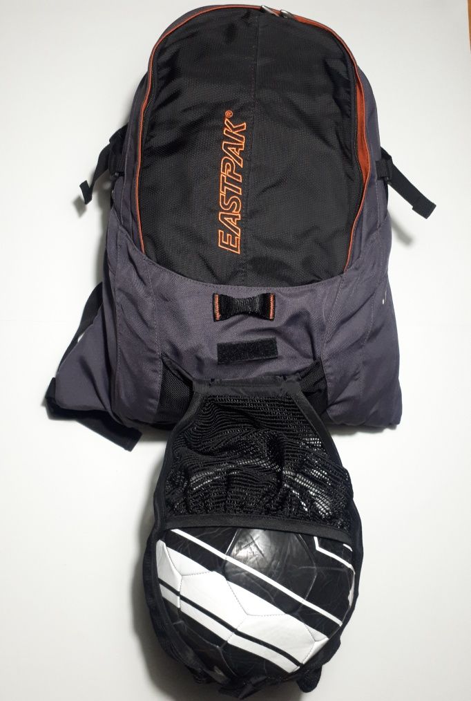 Mochila Eastpak com bolsa para bola  (NOVA)