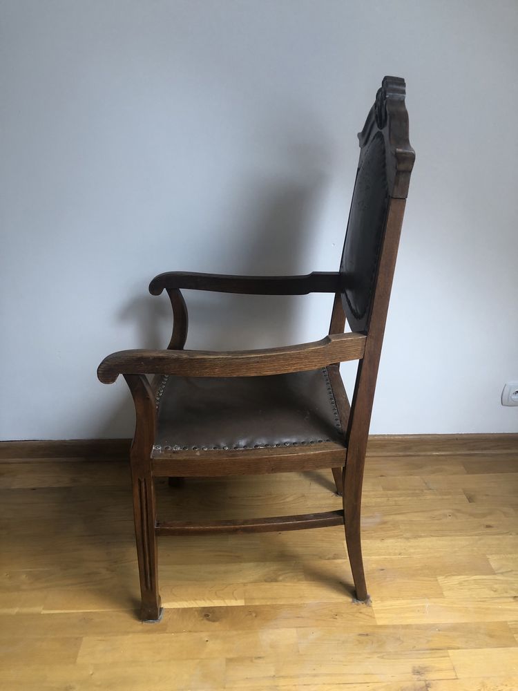 Stary profesjonalnie odrestaurowany fotel - antyk