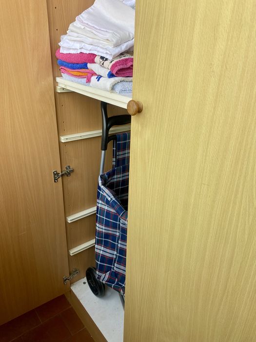 Armário Roupeiro Bege (carvalho) com imensa arrumação perfeito estado