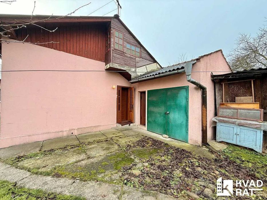 Особняк з гаражем біля ТЦ Арсен та Епіцентру