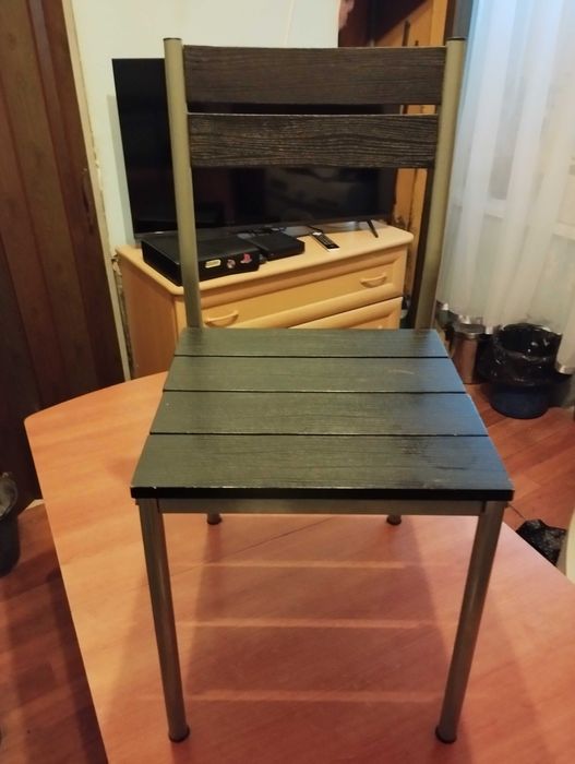 Zestaw czterech krzeseł