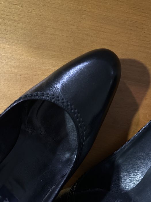 Sapatos de salto alto todos em peke Russell &Bromley