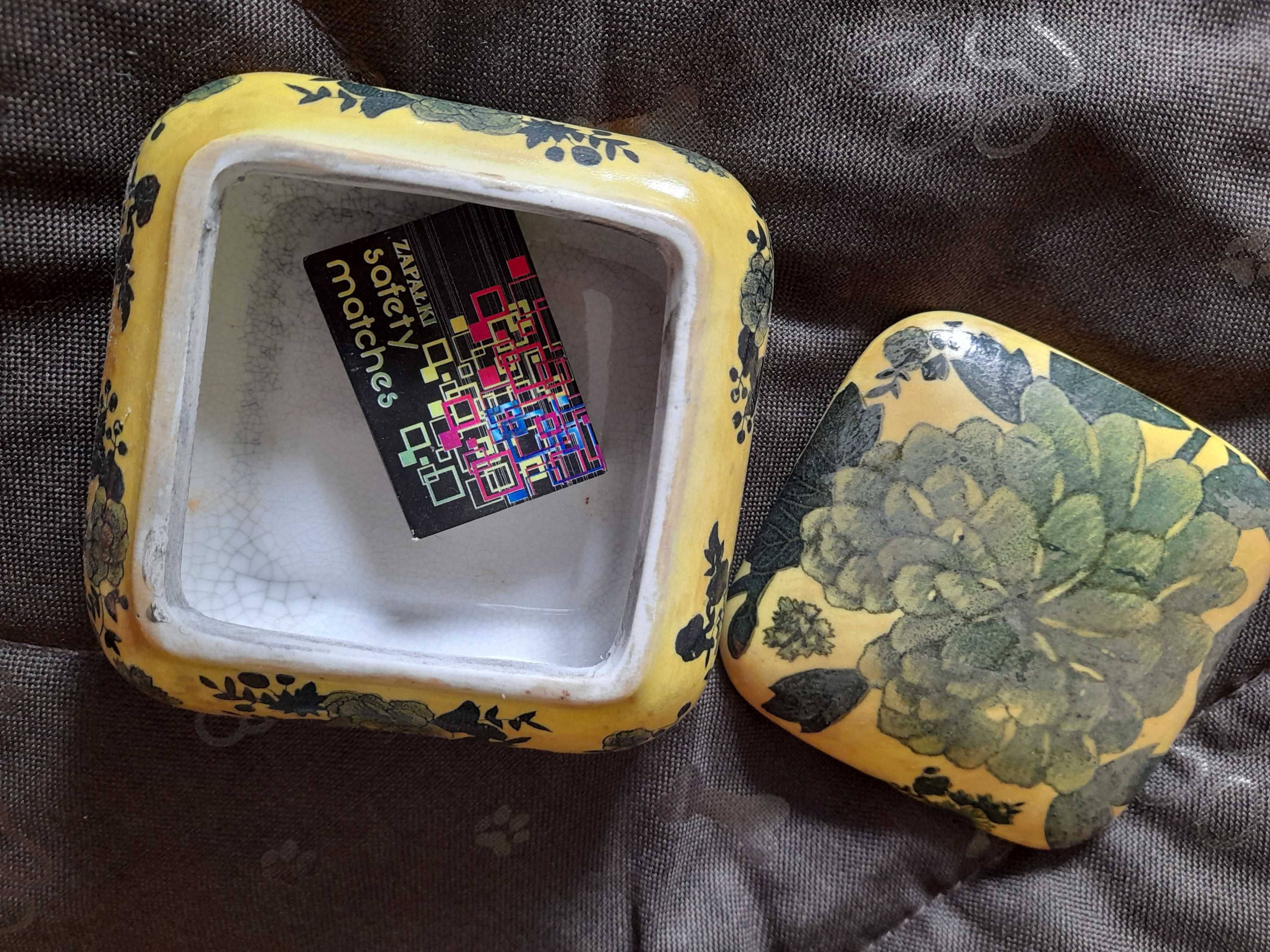 Chińska bomboniera porcelana puzderko