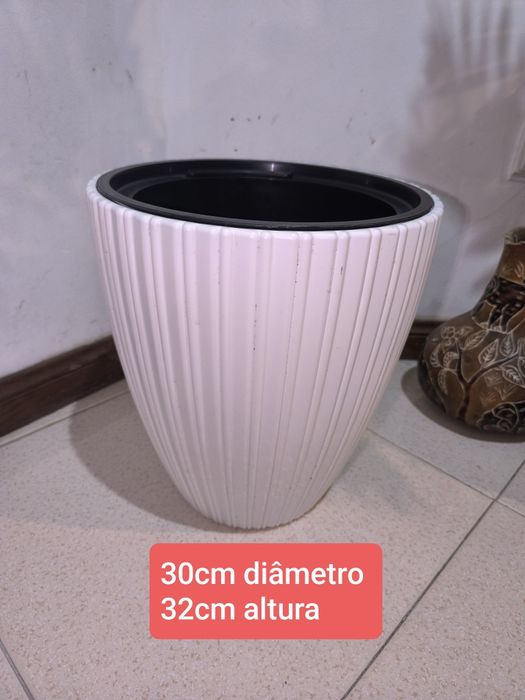 Vasos e floreiras variados