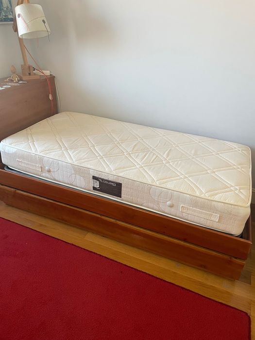 Conjunto camas de solteiro de cerejeira