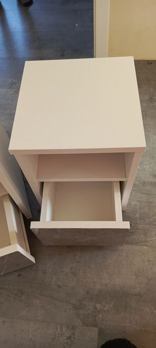 2 białe szafki nocne
