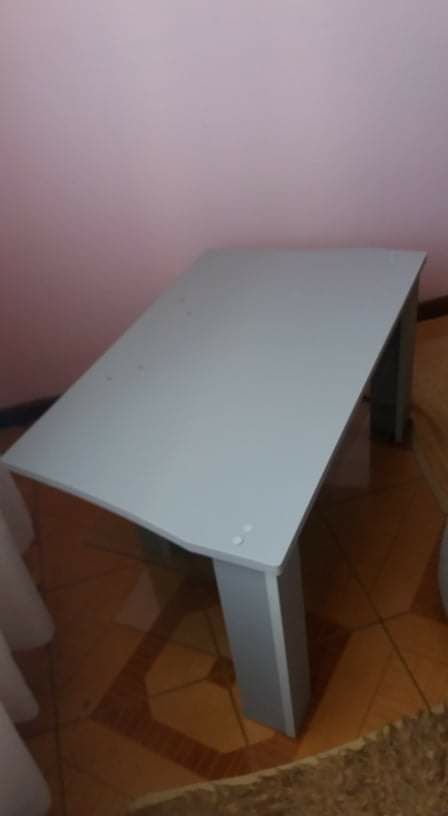 Mesa para televisão cinza com 2 vidros de prateleiras