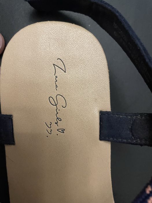 Sandalia azul, marca Zara
