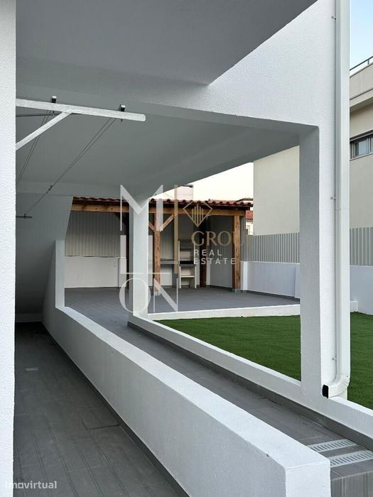 Moradia Bi-Familiar T7 em Queijas, Oeiras