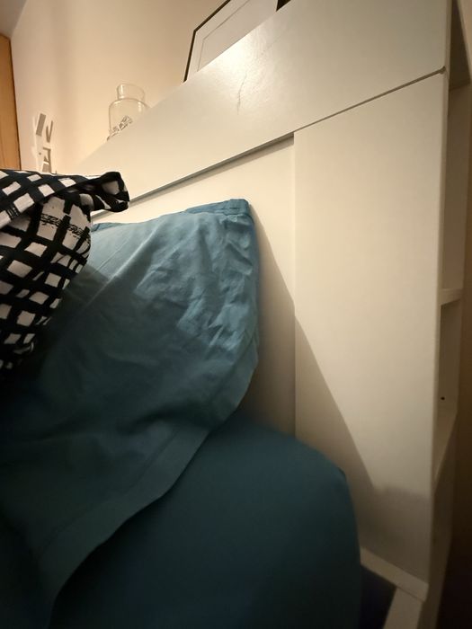 Cama com cabeceira e arrumação Brimmes