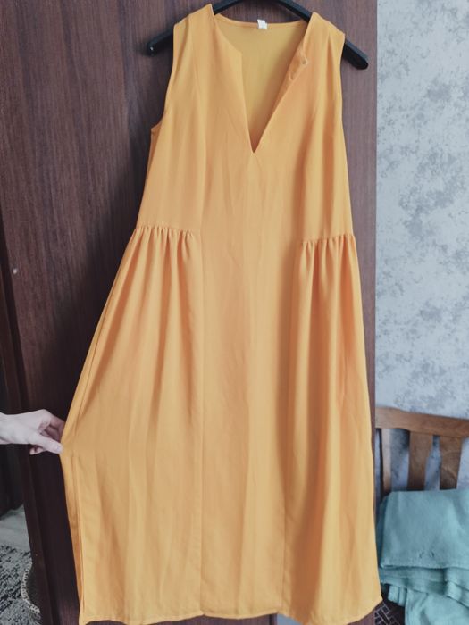 Довга яскрава сукня