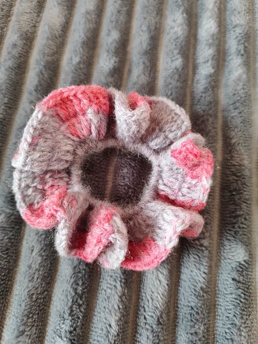 Szaro różowa gumka do włosów scrunchie ręcznie robiona na szydełku