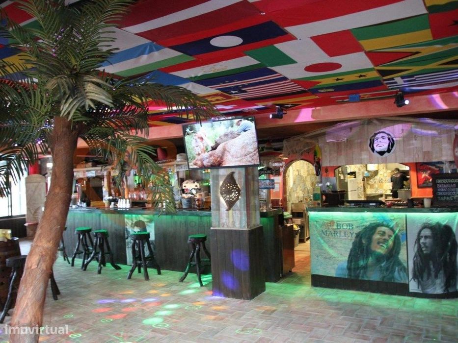 Espaço comercial localizado na zona histórica de Albufeira.