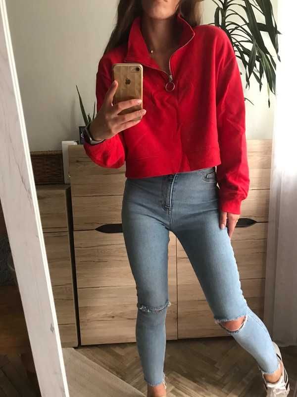Czerwona bluza na suwak