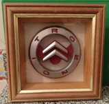 Quadro com símbolo da Citroen