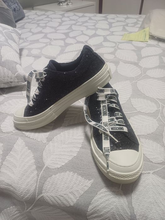 Vendo sapatilhas mochino tamanho 38