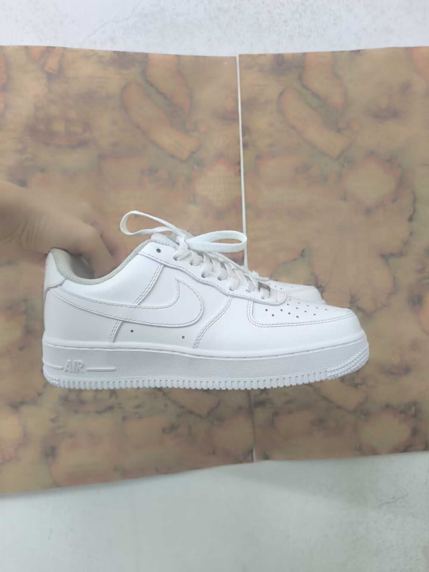 Białe Nike Air Force, rozmiar 39