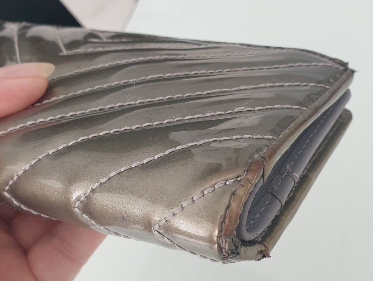 Kazar duzy portfel lakierowana skora logo srebrne