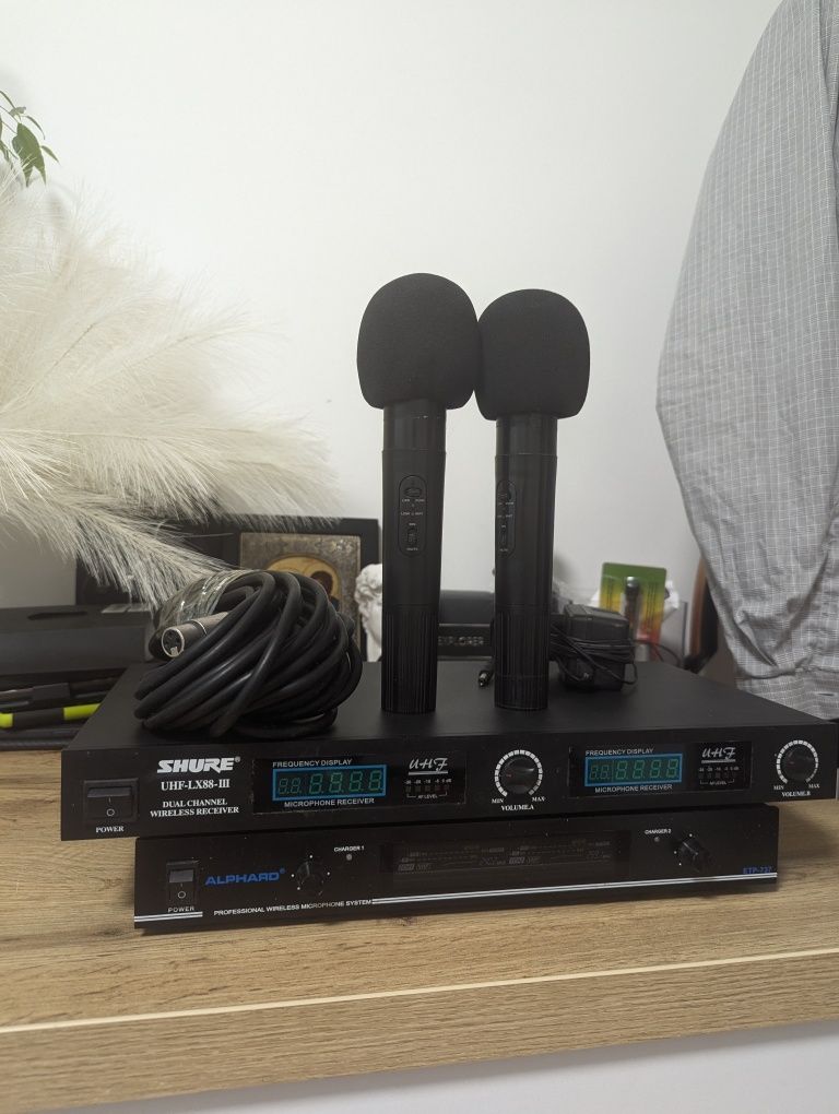 Набір радіомікрофонів SHURE UHF-LX88-III і база ALPHARD