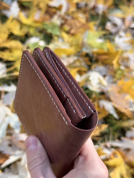 Kompaktowy i pojemny, recznie wykonany portfel