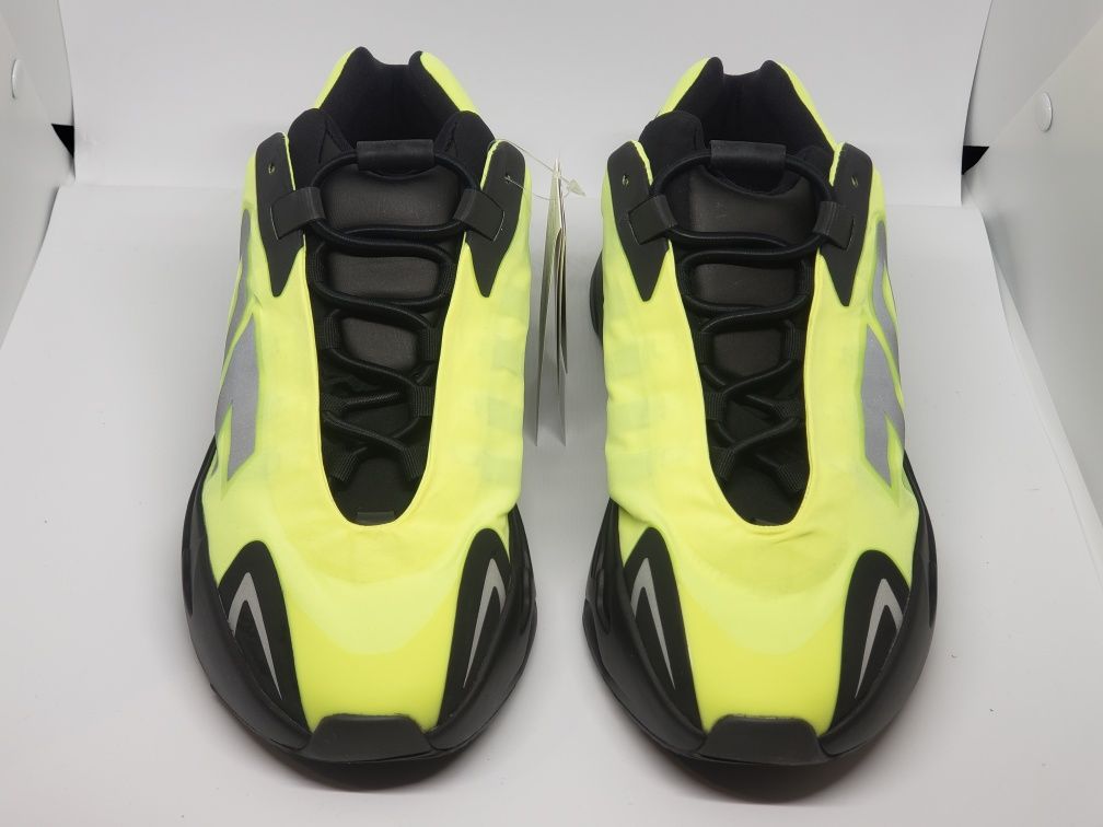 NOWE Yeezy 700 MNVN Phosphor 43⅓ 9.5 Oryginalne DS