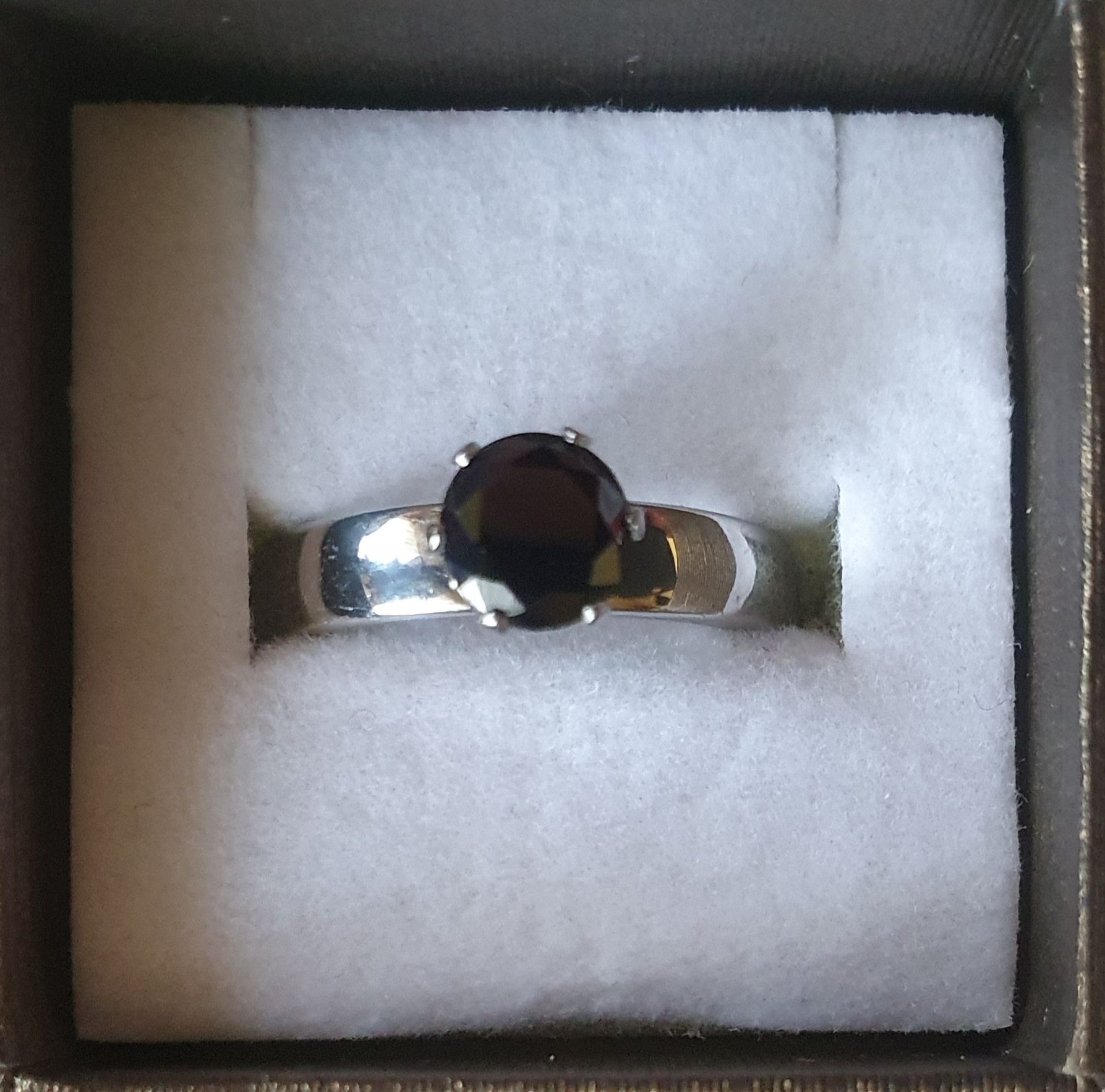 Piękny pierścionek w kolorze srebra z czarnym oczkiem 17