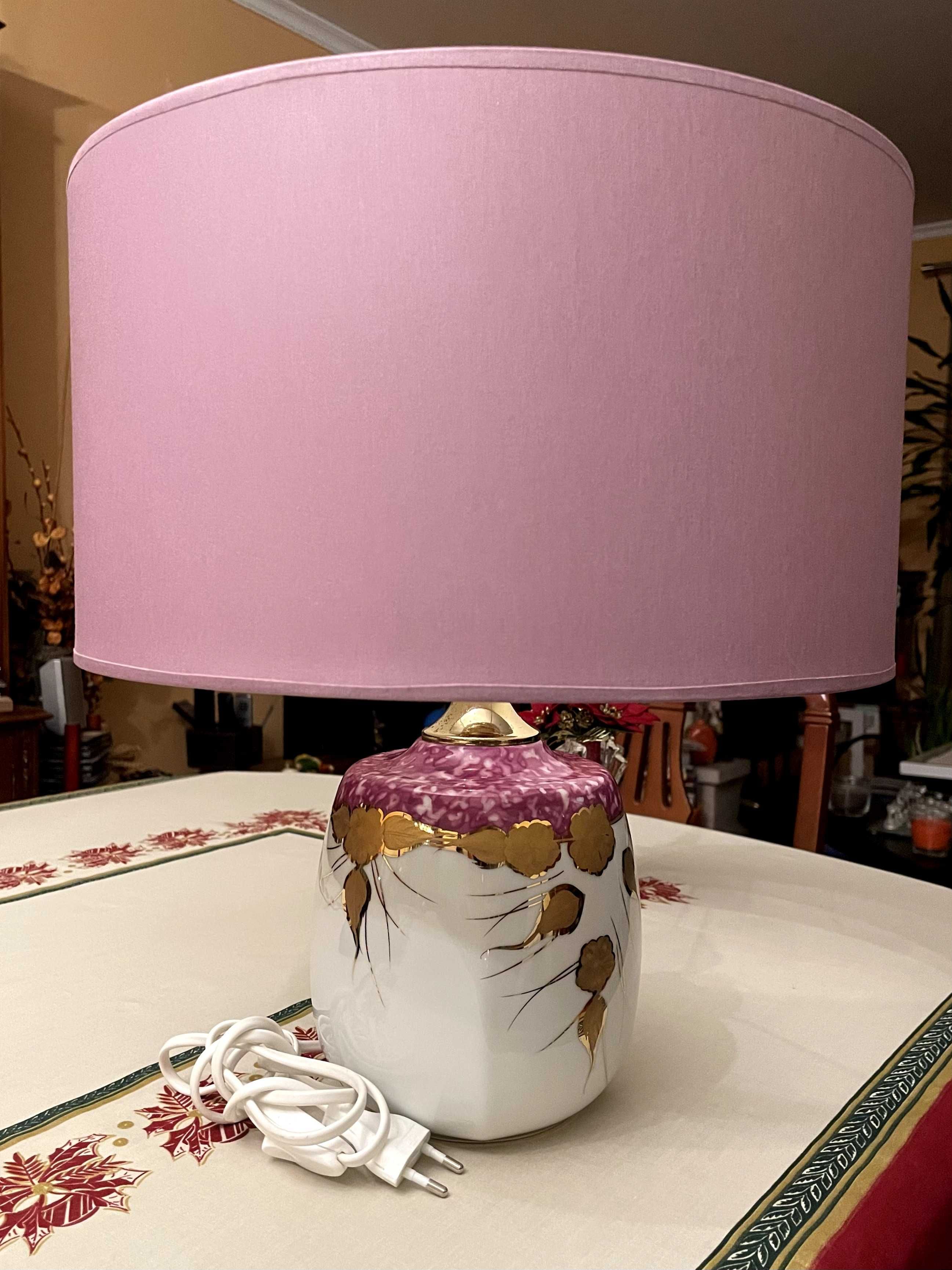 Abajur Lilás com detalhes em Dourado