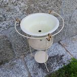 lavatório antigo em metal com bacia em cerâmica original