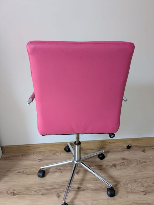 Krzesło obrotowe na kółkach