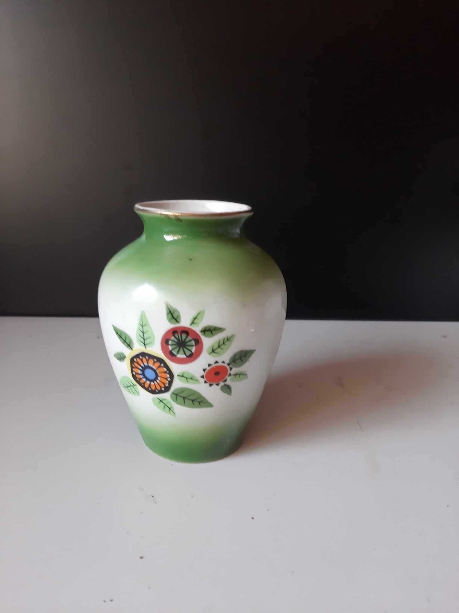 Biało-zielony wazon z porcelany z kwiatami Chodzież | PRL